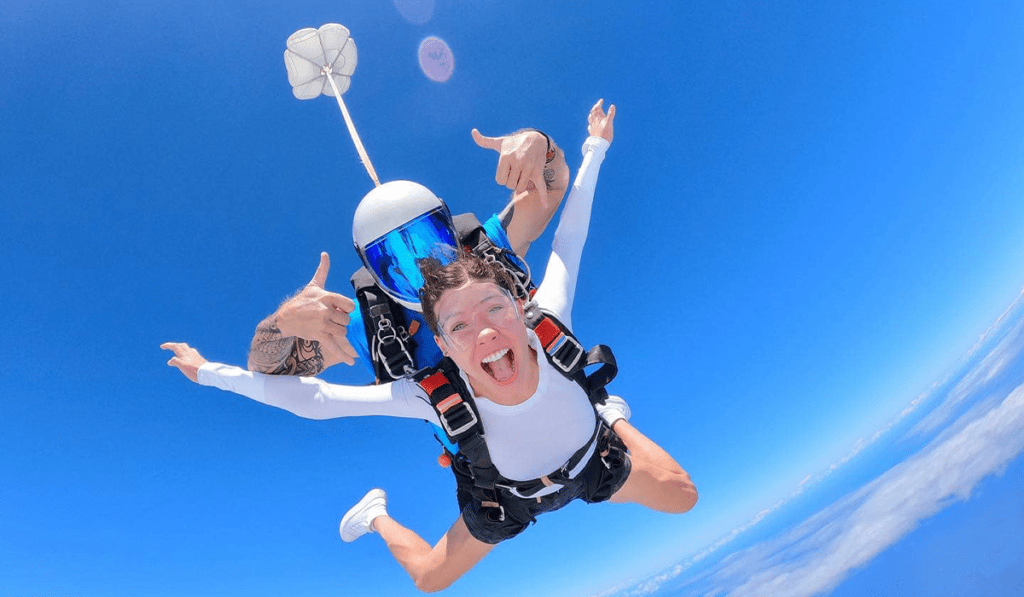 Top Adventure sports in Dubai,Dune Bashing,Sand boarding,Skiing,Sky diving,Bungee Jumping,Shark Diving,Flyboarding,Micro Lighting,Racing,Jet Skiing